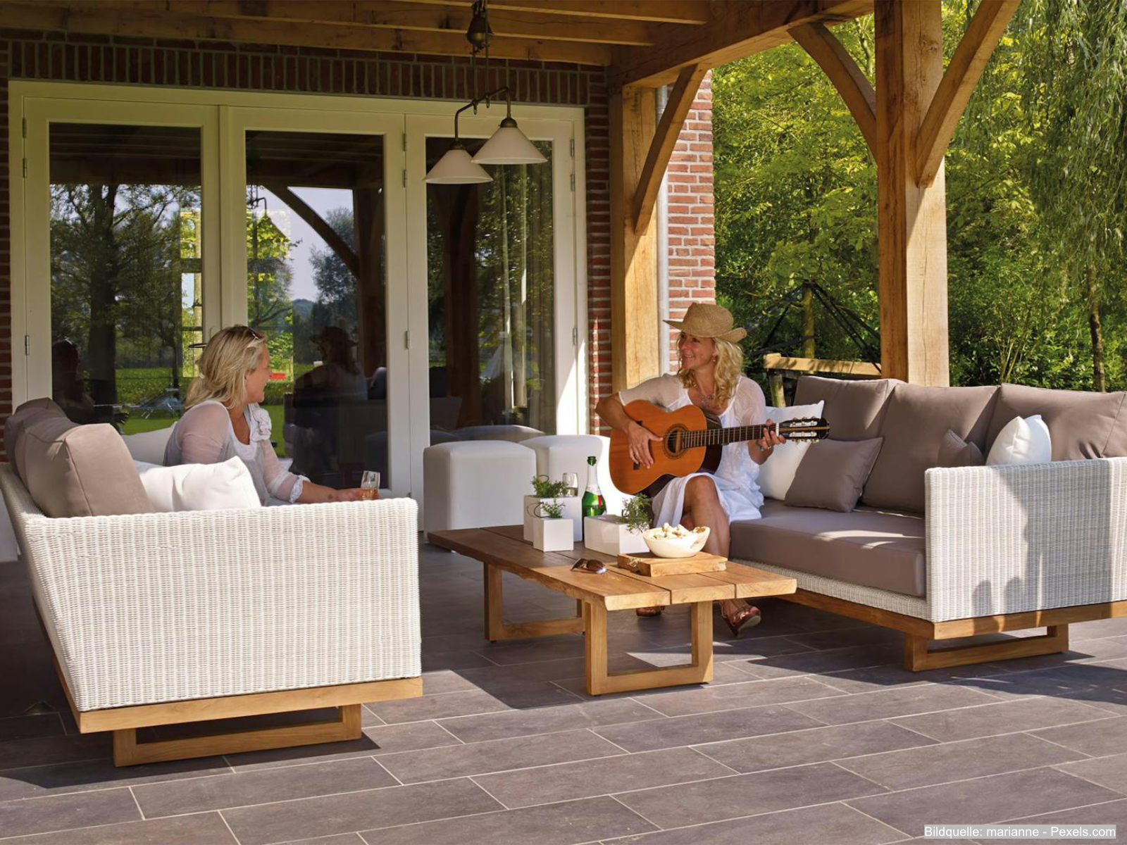 Verwandeln Sie Ihren Garten in einen Traum-Rückzugsort! Mit der richtigen Standortwahl, passenden Materialien und stilvollen Designelementen schaffen Sie eine Outdoor-Oase, die Ästhetik und Funktionalität perfekt vereint. Holen Sie sich Inspiration für Ihre persönliche Gartengestaltung!